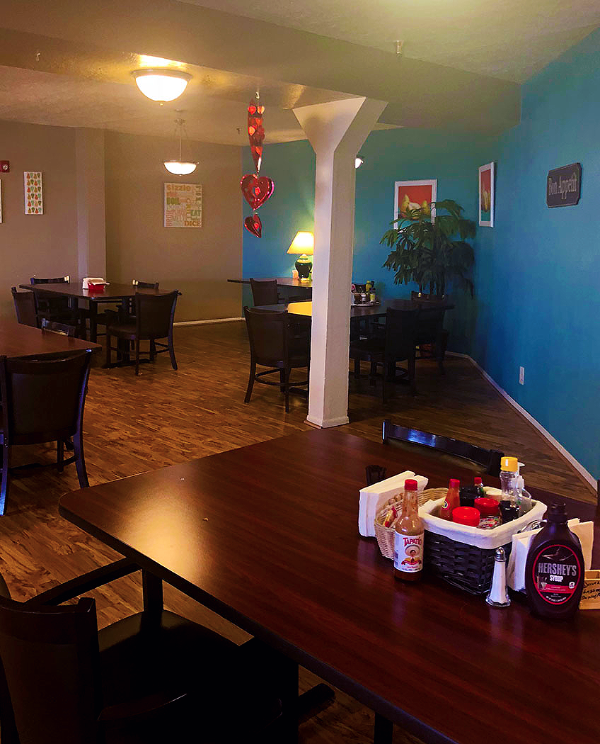 camino-retirement-assisted-living-albuquerque-front-recreation-dinig-room-tables