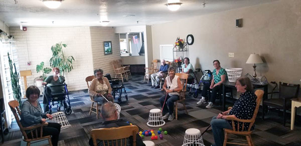 camino-albuquerque-assisted-living-residents-at-play